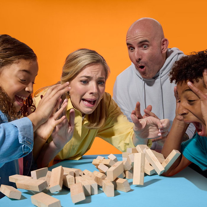 Hasbro Games Jenga G1499 - Jeu de société de construction de tours avec défis en ligne - Version portugaise et espagnole - À partir de 6 ans
