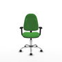 Chaise de bureau Algarra avec mécanisme de contact permanent de base, recouverte de tissu vert. Équipée d'une base chromée, d'accoudoirs 2D et de roulettes autobloquantes