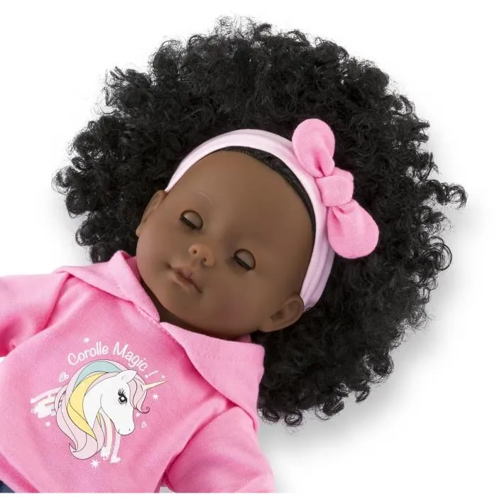 Corolle - Poupée Ma Corolle Maëlys 36 cm à la peau noire et aux cheveux frisés, vêtue d'un sweat licorne et d'une jupe jean - Sent vanille - Dès 3 ans