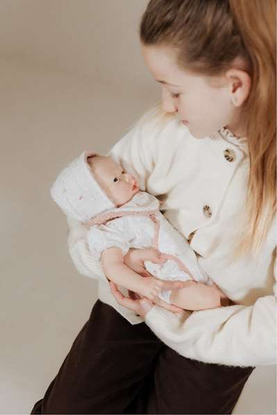 Muñecas Arias Arias Aitana - Poupée Reborn réaliste fille 40 cm en silicone avec table à langer et bavoir - Design espagnol
