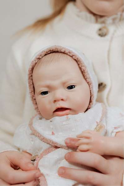 Muñecas Arias Arias Aitana - Poupée Reborn réaliste fille 40 cm en silicone avec table à langer et bavoir - Design espagnol