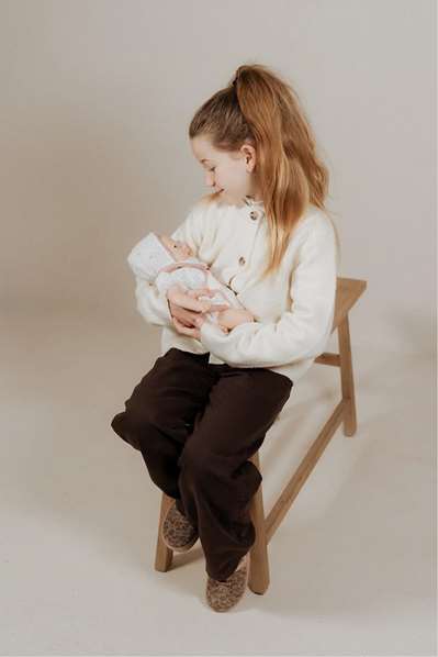 Muñecas Arias Arias Aitana - Poupée Reborn réaliste fille 40 cm en silicone avec table à langer et bavoir - Design espagnol