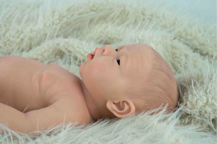 Muñecas Arias Arias Aitana - Poupée Reborn réaliste fille 40 cm en silicone avec table à langer et bavoir - Design espagnol