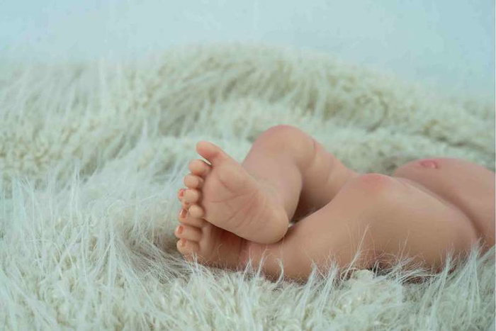 Muñecas Arias Arias Aitana - Poupée Reborn réaliste fille 40 cm en silicone avec table à langer et bavoir - Design espagnol
