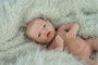 Muñecas Arias Arias Aitana - Poupée Reborn réaliste fille 40 cm en silicone avec table à langer et bavoir - Design espagnol