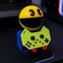 EXQUISITE GAMING - Support de contrôleur Cable Guy 20 cm modèle Pac Man, compatible PS5 DualSense, Xbox Series S/X et iPhone