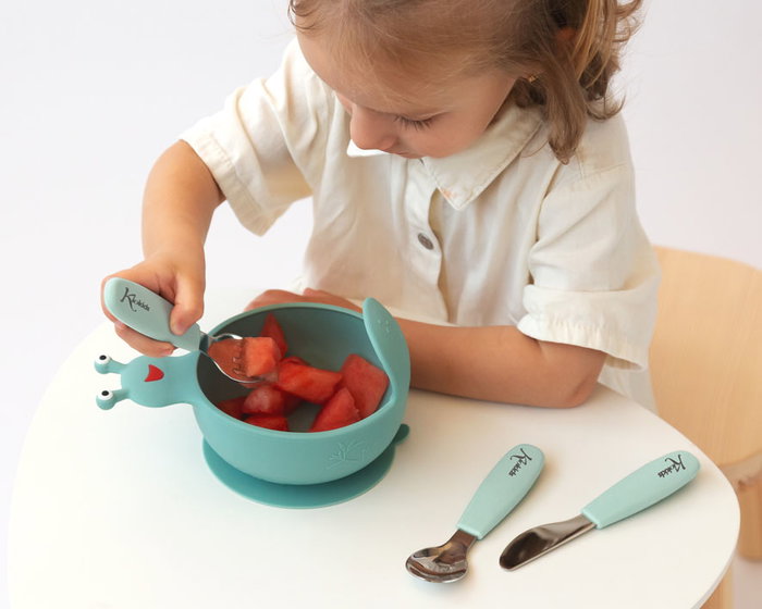 KioKids Set de couverts enfants 4 pièces en acier inoxydable et silicone vert sauge - Little Sauvages - Recommandé +6 mois - 14 cm - Lavable au lave-vaisselle
