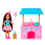 Barbie Muñeca Chelsea Fiesta De Cumpleaños Jjb41 - Jeu de fête 2-en-1 avec cabane transformable et 12 accessoires pour enfant +3 ans