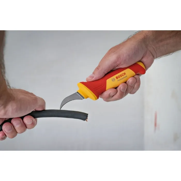 Bosch Couteau à Dénuder Professionnel VDE - Lame Acier S2 - Isolation 1000V - Conforme Normes VDE - Poignée Ergonomique pour Câbles Électriques Bosch Couteau à Dénuder Professionnel VDE - Lame Acier S2 - Isolation 1000V - Conforme Normes VDE - Poignée Ergonomique pour Câbles Électriques