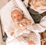 Muñecas Arias Aria - Poupée de poids élégance avec coussin, 40 cm, corps souple, espagnol
