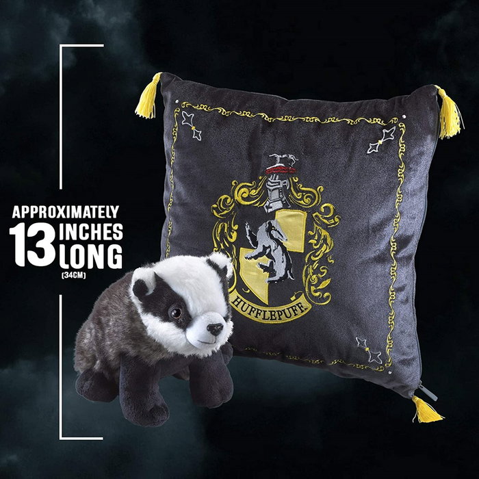 The Noble Collection Peluche Harry Potter Coffret Hufflepuff 20 cm avec Coussin 33 cm The Noble Collection Peluche Harry Potter Coffret Hufflepuff 20 cm avec Coussin 33 cm