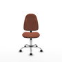 Chaise de bureau Algarra avec mécanisme de contact permanent de base, rembourrée de tissu marron. Équipée d'une base chromée, sans accoudoirs et de roulettes en nylon de 50 mm.
