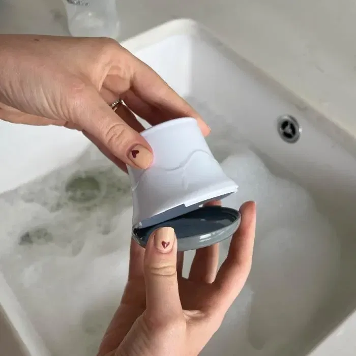 Nuby Brosse de Nettoyage 2 en 1 pour Biberon et Tétine avec Support et Égouttoir Hygiénique, Lavable au Lave-Vaisselle