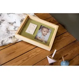 Baby Art Pure Frame - Kit pour empreintes de bébé avec cadre en bois pin naturel, pâte à modeler, rouleau et fond réversible vert/orange, inclut espace photo 10x15 cm