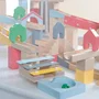 Roba - Circuit à Billes en Bois avec 60 Briques de Construction, 20 Billes en Verre - Jouet Éducatif pour Enfants dès 3 Ans - Naturel, Ciel, Jaune, Corail