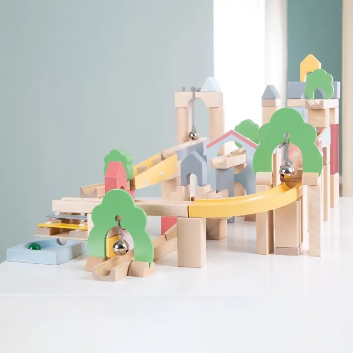 Roba - Circuit à Billes en Bois avec 60 Briques de Construction, 20 Billes en Verre - Jouet Éducatif pour Enfants dès 3 Ans - Naturel, Ciel, Jaune, Corail
