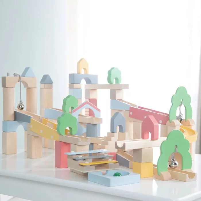 Roba - Circuit à Billes en Bois avec 60 Briques de Construction, 20 Billes en Verre - Jouet Éducatif pour Enfants dès 3 Ans - Naturel, Ciel, Jaune, Corail