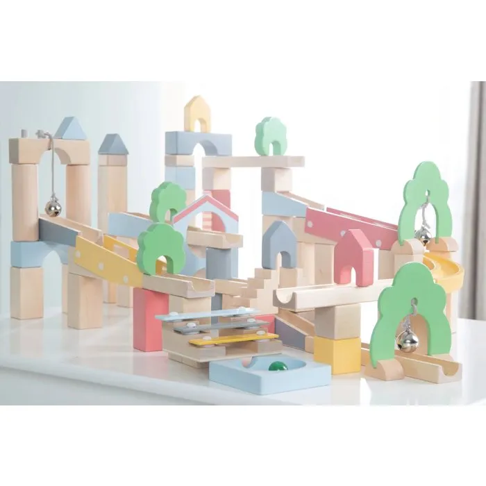 Roba - Circuit à Billes en Bois avec 60 Briques de Construction, 20 Billes en Verre - Jouet Éducatif pour Enfants dès 3 Ans - Naturel, Ciel, Jaune, Corail