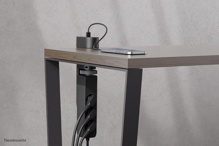 Neomounts DS22-840BL6 VOLT Prise de bureau avec support, 2 x USB-C 20W, 1 x USB-A 18W, 3 x 230V, Type F, 3680 W, câble 1.4 m, Charge rapide, Noir