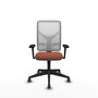 Chaise Motilla Synchro 3 positions tissu Marron Maille Blanc Base pyramidale noire Accoudoir 3D Sans appui-tête Roulettes 65mm pour moquette