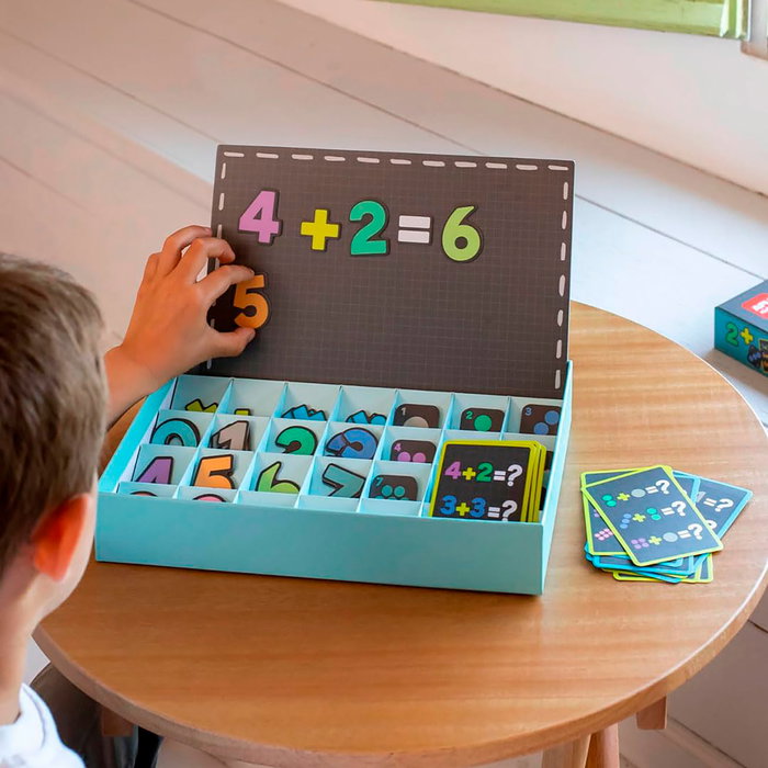 APLI KIDS - Jeu magnétique Numéros 19444 pour l'apprentissage des mathématiques avec 51 aimants et 1 scénario - À partir de 5 ans