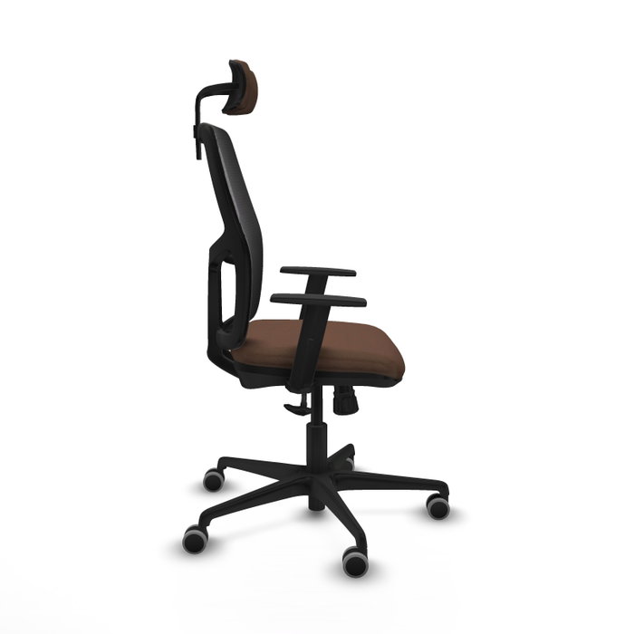 Chaise Alfera Synchro 4 positions tissu Marron foncé Maille Noir Base en nylon noir Accoudoir 1D Appui-tête 2D Roulettes 65mm pour moquette