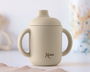 KioKids Tasse d'apprentissage en silicone 120 ml pour bébé +4 mois, bec verseur, poignées, micro-ondable, lave-vaisselle, incassable, sans BPA, couleur beige