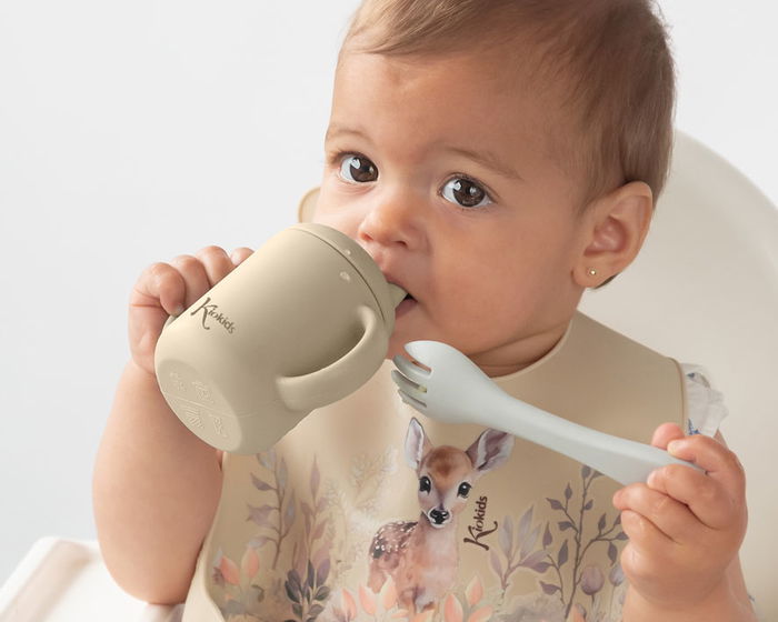 KioKids Tasse d'apprentissage en silicone 120 ml pour bébé +4 mois, bec verseur, poignées, micro-ondable, lave-vaisselle, incassable, sans BPA, couleur beige