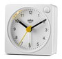 Braun BC-02-XW Réveil de voyage classique analogique blanc avec réveil progressif, aiguilles luminescentes et lumière de fond
