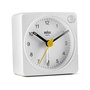 Braun BC-02-XW Réveil de voyage classique analogique blanc avec réveil progressif, aiguilles luminescentes et lumière de fond