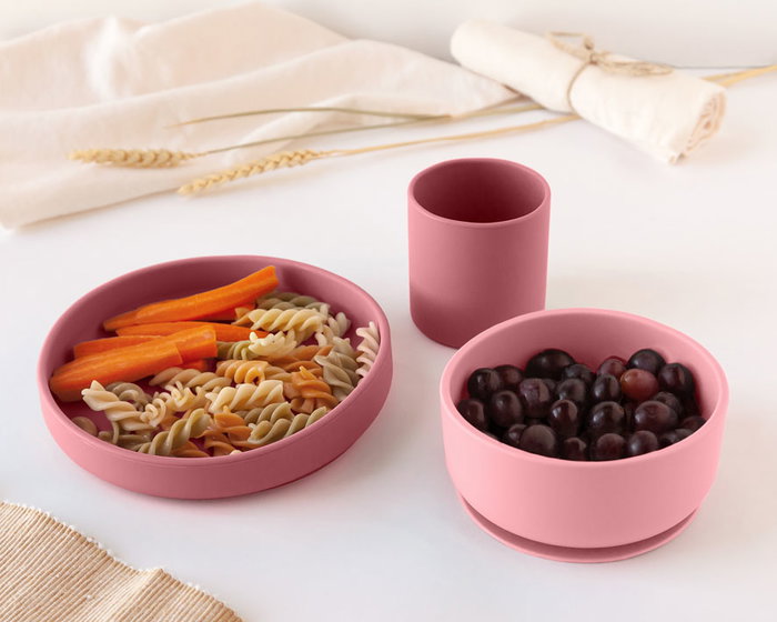 KioKids Set de Vaisselle 3 Pièces en Silicone Rose pour Bébé BLW, Bol Plateau et Gobelet avec Ventouses, Alimentaire Lavable Lave-vaisselle Micro-ondes +6 Mois KioKids Set de Vaisselle 3 Pièces en Silicone Rose pour Bébé BLW, Bol Plateau et Gobelet avec Ventouses, Alimentaire Lavable Lave-vaisselle Micro-ondes +6 Mois