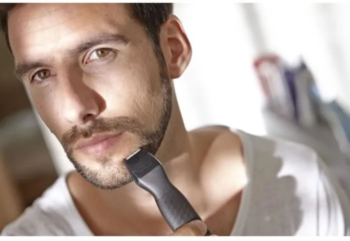 Philips MG1100/16 Tondeuse de Précision Series 1000 - 3 Sabots (1, 3, 5 mm), Sabot de Rasage, 100% Etanche, Pile Incluse