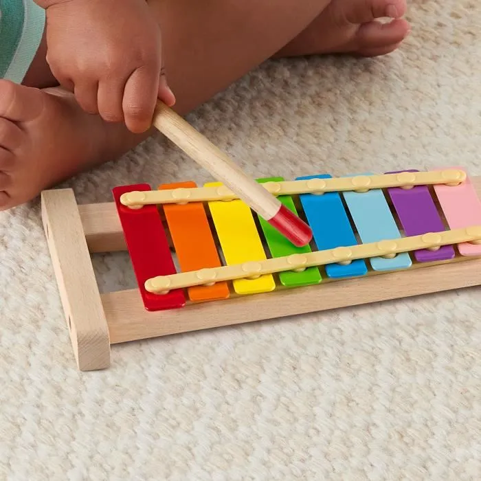 Fisher-Price Xylophone en bois pour bébés à partir de 24 mois, instrument de musique avec 8 touches arc-en-ciel et bâton, HXV13