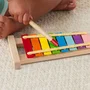 Fisher-Price Xylophone en bois pour bébés à partir de 24 mois, instrument de musique avec 8 touches arc-en-ciel et bâton, HXV13
