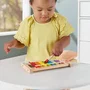 Fisher-Price Xylophone en bois pour bébés à partir de 24 mois, instrument de musique avec 8 touches arc-en-ciel et bâton, HXV13