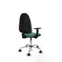 Chaise de bureau Algarra avec mécanisme de contact permanent de base, recouverte de tissu vert émeraude. Équipée d'une base chromée, d'accoudoirs 1D et de roulettes autobloquantes