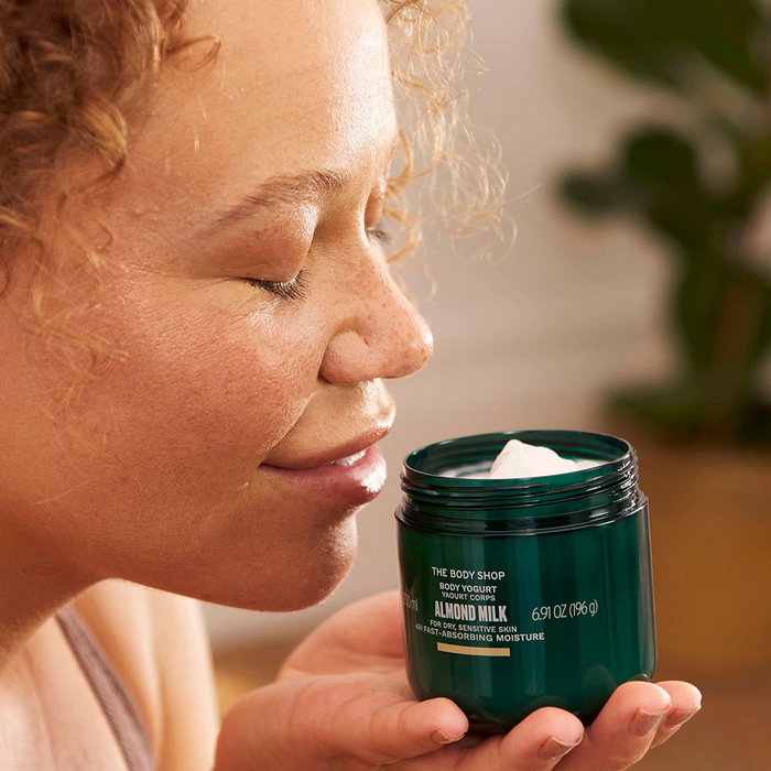 The Body Shop Yaourt Corporel au Lait d'Amande - Hydratation 48h, Parfum Floral Léger - 200 ml