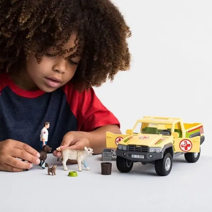 Schleich - Coffret de Visite Vétérinaire à la Ferme 12 Pièces, Figurines Animaux de la Ferme, Véhicule Pick-up et Vétérinaire, Kit d'Extension Farm World 42503