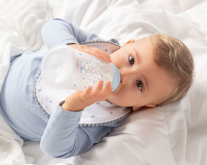 KioKids Biberon Anticolique 360 ml bleu Petits Moments pour bébé +6 mois avec tétine silicone universelle 3 positions et sans BPA KioKids Biberon Anticolique 360 ml bleu Petits Moments pour bébé +6 mois avec tétine silicone universelle 3 positions et sans BPA