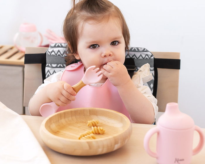 KioKids Set de Vaisselle Bébé en Bambou et Silicone Rosa, avec Couteau-Cuillère, Ventouse, pour Enfants +4 Mois - Écologique et Antidérapant