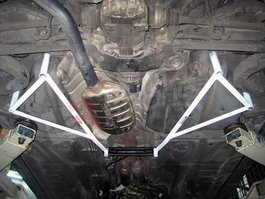 Ultra Racing ULTRA-R 2X 3-point rear member braces pour BMW 3-SÉRIE E46 99-05