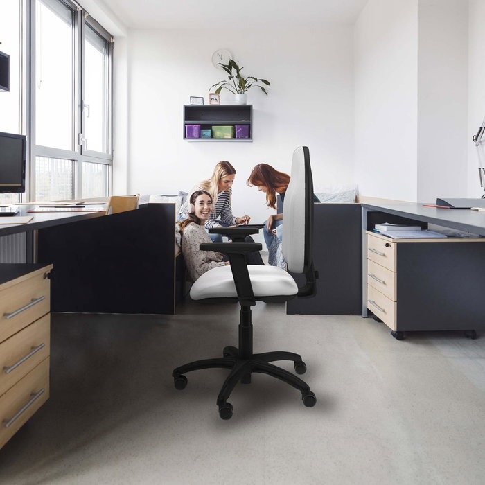 Chaise de bureau Algarra avec mécanisme de contact permanent de base, rembourrée de tissu vert. Équipée d'une base en polyamide noir, d'accoudoirs 2D et de roulettes pour parquet