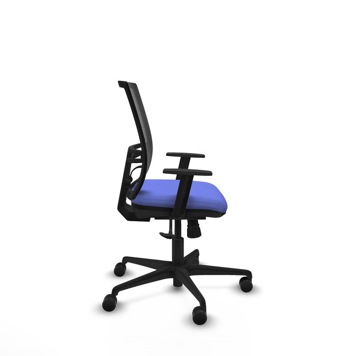 Chaise Yunquera Synchro 4 positions tissu Bleu clair Maille Noir Base en nylon noir Accoudoir 1D Sans appui-tête Roulettes 65mm nylon