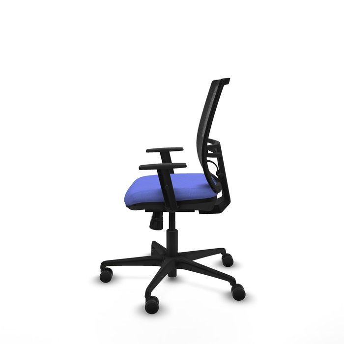 Chaise Yunquera Synchro 4 positions tissu Bleu clair Maille Noir Base en nylon noir Accoudoir 1D Sans appui-tête Roulettes 65mm nylon