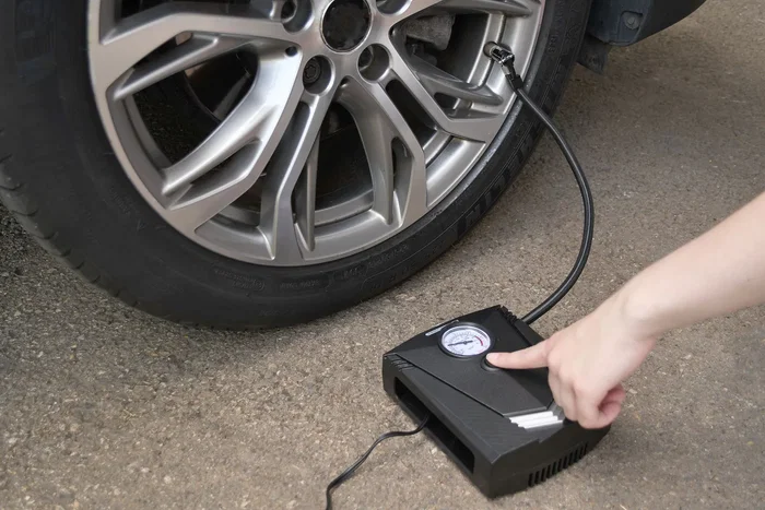 Precision Steel - Mini compresseur d'air 12V, 100W, 8 bars avec manomètre, embouts Presta, Schrader et aiguille, câble 3 m, torche LED