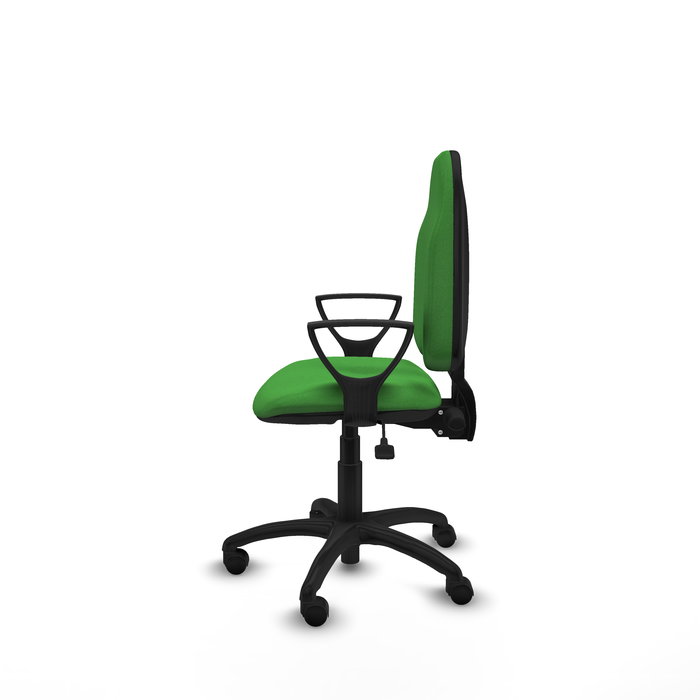 Chaise de bureau Algarra avec mécanisme asynchrone, revêtue de tissu vert. Équipée d'une base en polyamide noir, d'accoudoirs fixes et de roulettes en nylon de 50 mm.