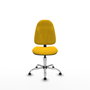 Chaise de bureau Algarra avec mécanisme de contact permanent de base, recouverte de tissu jaune. Équipée d'une base chromée, sans accoudoirs et avec butées