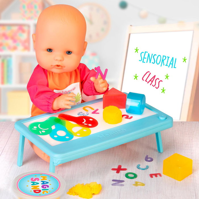 Nenuco Smart School Nfn97000 - Poupée bébé éducative de 35 cm avec table lumineuse multicolore et accessoires transparents, âge 3 ans et plus