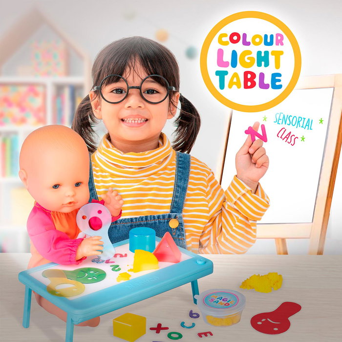 Nenuco Smart School Nfn97000 - Poupée bébé éducative de 35 cm avec table lumineuse multicolore et accessoires transparents, âge 3 ans et plus