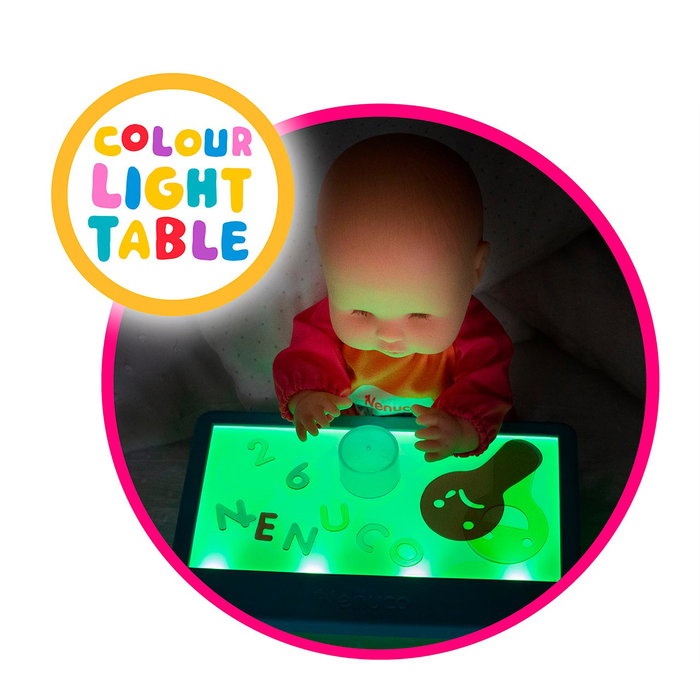 Nenuco Smart School Nfn97000 - Poupée bébé éducative de 35 cm avec table lumineuse multicolore et accessoires transparents, âge 3 ans et plus